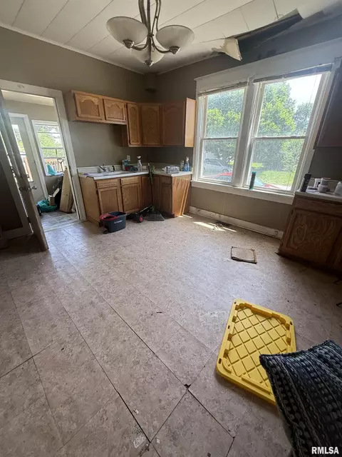 Kitchen - 1800 N 9th St, Springfield, IL 62702 photo 1 of 2