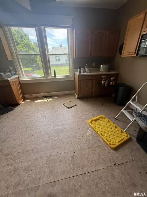 Kitchen - 1800 N 9th St, Springfield, IL 62702 photo 2 of 2
