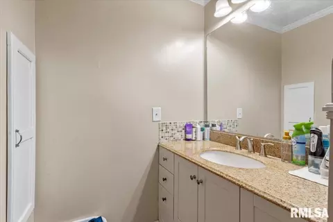 Bath - 485 Pakey Rd, Springfield, IL 62712 photo 2 of 4