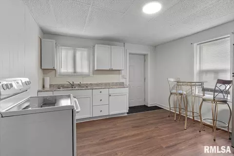 Entry Way - 1235 N 8th St, Springfield, IL 62702 photo 5 of 8
