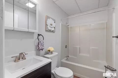 Bath - 1235 N 8th St, Springfield, IL 62702 photo 1 of 1