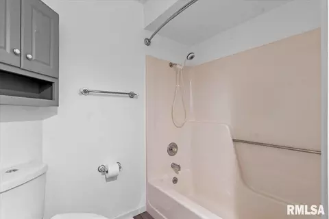 Bath - 26 Wind Cave Dr, Springfield, IL 62712 photo 3 of 3