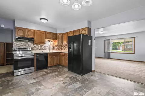 Kitchen - 16 Delmar Dr, Springfield, IL 62703 photo 1 of 2