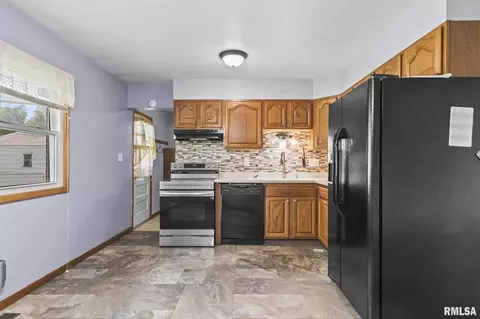 Kitchen - 16 Delmar Dr, Springfield, IL 62703 photo 2 of 2