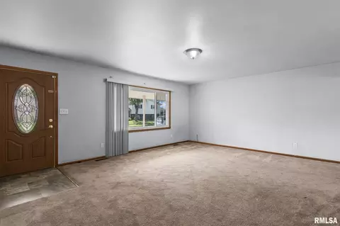 Living - 16 Delmar Dr, Springfield, IL 62703 photo 1 of 4