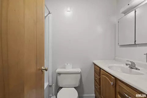 Bath - 16 Delmar Dr, Springfield, IL 62703 photo 2 of 2