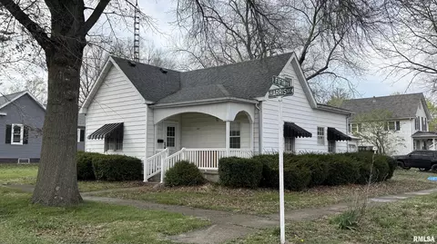 221 E Harris St, Petersburg, IL 62675