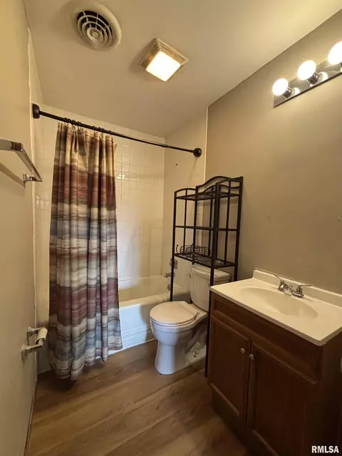 Bath - 2118 S 9th St, Springfield, IL 62703 photo 1 of 2