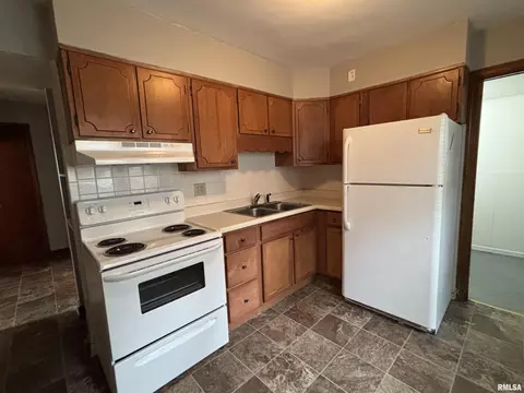 Kitchen - 2118 S 9th St, Springfield, IL 62703 photo 3 of 3