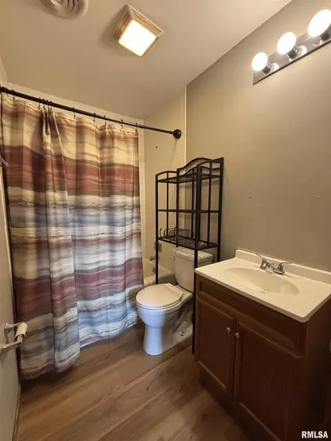 Bath - 2118 S 9th St, Springfield, IL 62703 photo 2 of 2