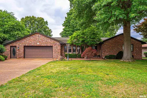 43 Illini Dr, Lincoln, IL 62656