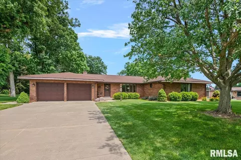 3 Forest Hill Dr, Jacksonville, IL 62650