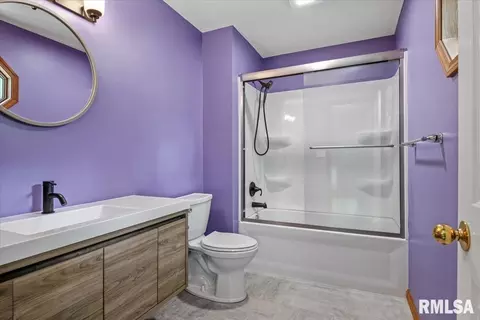 Bath - 1216 Dani Ln, Springfield, IL 62712 photo 1 of 2