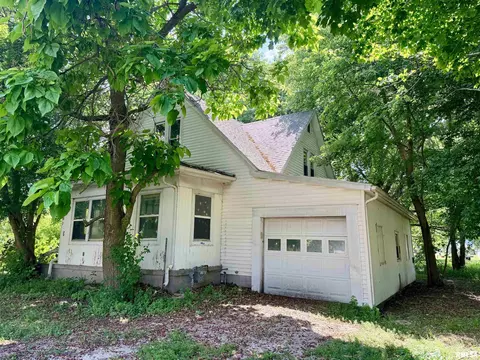 307 N Cedar St, Bowen, IL 62316