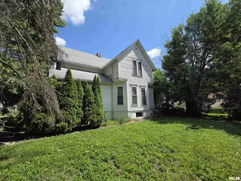 993 Willard St, Galesburg, IL 61401
