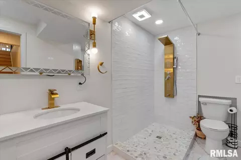 Bath - 2721 Haggard St, Springfield, IL 62711 photo 4 of 5