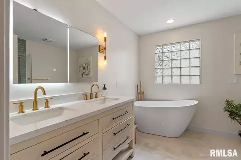 Bath - 2721 Haggard St, Springfield, IL 62711 photo 1 of 5