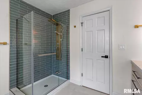 Bath - 2721 Haggard St, Springfield, IL 62711 photo 2 of 5