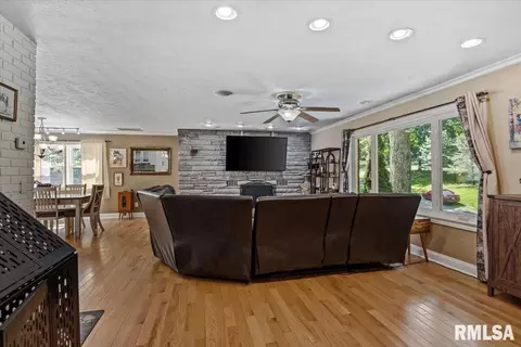 Living - 6813 S Stephenson Ln, Springfield, IL 62707 photo 1 of 4
