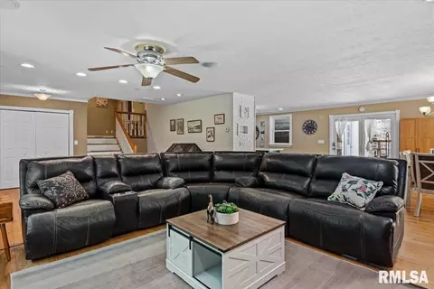 Living - 6813 S Stephenson Ln, Springfield, IL 62707 photo 2 of 4