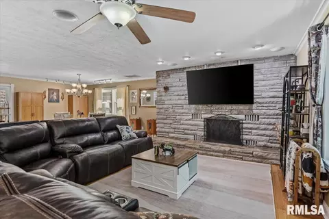 Living - 6813 S Stephenson Ln, Springfield, IL 62707 photo 3 of 4
