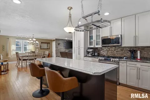 Kitchen - 6813 S Stephenson Ln, Springfield, IL 62707 photo 2 of 4
