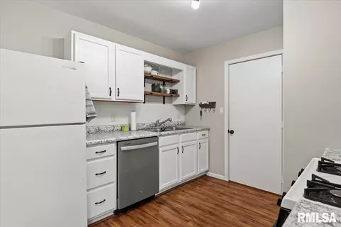 Kitchen - 4105 Mccormick Dr, Springfield, IL 62707 photo 2 of 3
