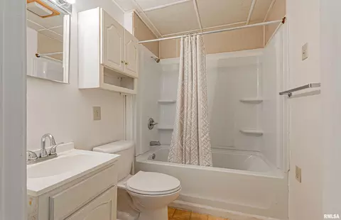Bath - 2219 S 6th St, Springfield, IL 62702 photo 1 of 1