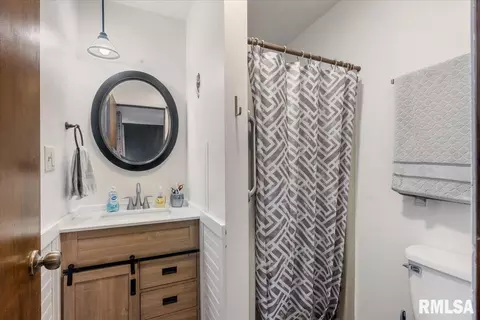 Bath - 31 Twilight Ln, Springfield, IL 62712 photo 1 of 2
