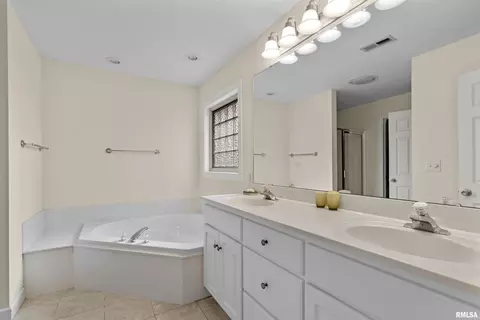 Bath - 2709 Kipling Dr, Springfield, IL 62711 photo 2 of 3