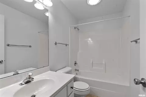 Bath - 2709 Kipling Dr, Springfield, IL 62711 photo 3 of 3