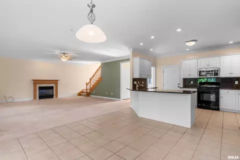 Living - 2709 Kipling Dr, Springfield, IL 62711 photo 5 of 5