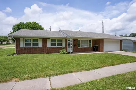 101 E Logan St, Hartsburg, IL 62643