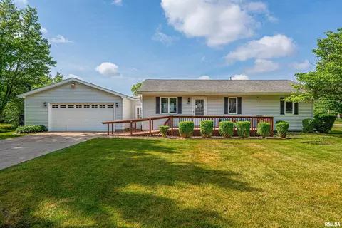 602 E 10th St, Delavan, IL 61734