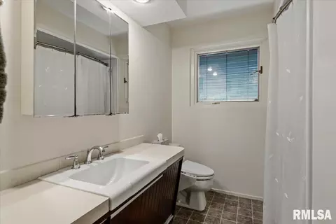Bath - 45 Lambert Ln, Springfield, IL 62704 photo 1 of 2