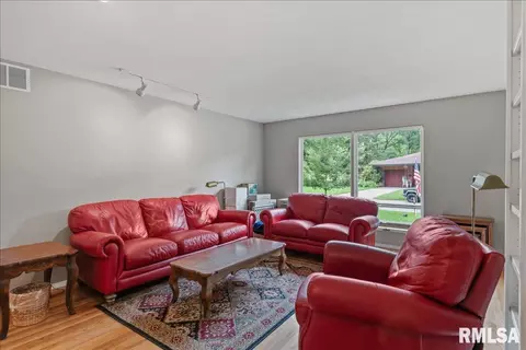 Living - 45 Lambert Ln, Springfield, IL 62704 photo 2 of 3