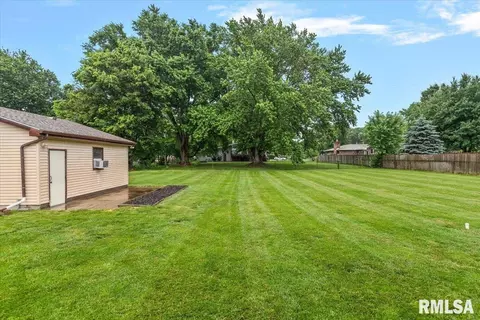 Exterior - 1848 E Lake Shore Dr, Springfield, IL 62712 photo 1 of 8