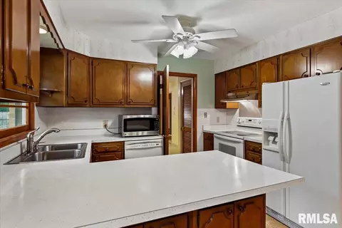 Kitchen - 1848 E Lake Shore Dr, Springfield, IL 62712 photo 2 of 4