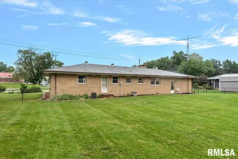 Exterior - 1848 E Lake Shore Dr, Springfield, IL 62712 photo 4 of 8