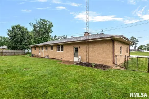 Exterior - 1848 E Lake Shore Dr, Springfield, IL 62712 photo 6 of 8