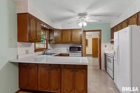 Kitchen - 1848 E Lake Shore Dr, Springfield, IL 62712 photo 1 of 4