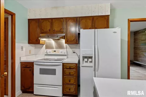 Kitchen - 1848 E Lake Shore Dr, Springfield, IL 62712 photo 4 of 4