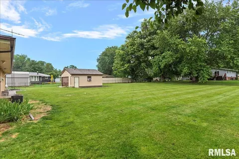 Exterior - 1848 E Lake Shore Dr, Springfield, IL 62712 photo 2 of 8
