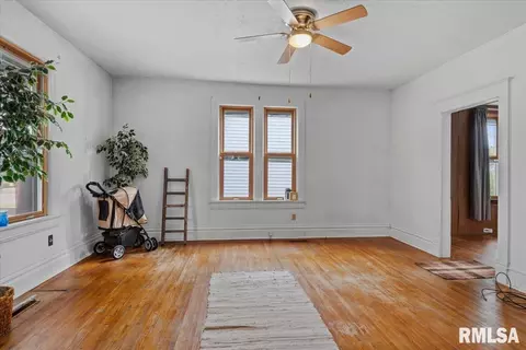 Living - 1517 State St, Springfield, IL 62704 photo 2 of 6
