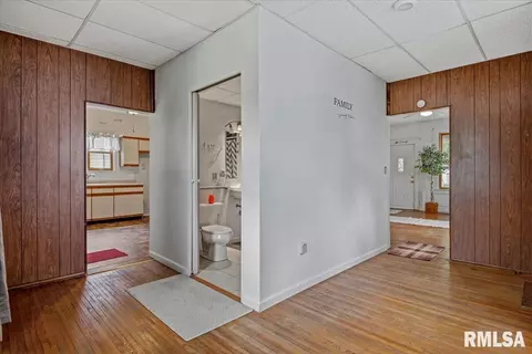 Entry Way - 1517 State St, Springfield, IL 62704 photo 4 of 4