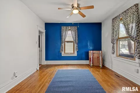 Living - 1517 State St, Springfield, IL 62704 photo 4 of 6