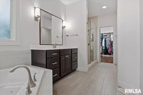 Bath - 4248 Osage Rd, Springfield, IL 62711 photo 2 of 5