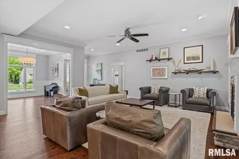 Living - 4248 Osage Rd, Springfield, IL 62711 photo 2 of 4