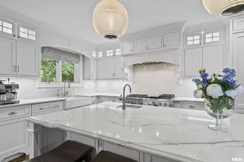 Kitchen - 1957 Outer Park Dr, Springfield, IL 62704 photo 2 of 8