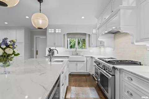 Kitchen - 1957 Outer Park Dr, Springfield, IL 62704 photo 4 of 8